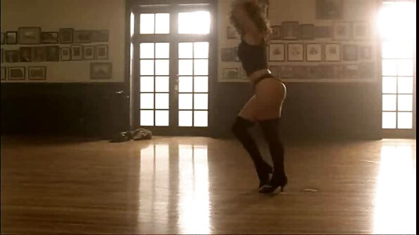 Fantastische Latina BBW filme pono gratuite vervangt fitness door seks op het blauwe tapijt