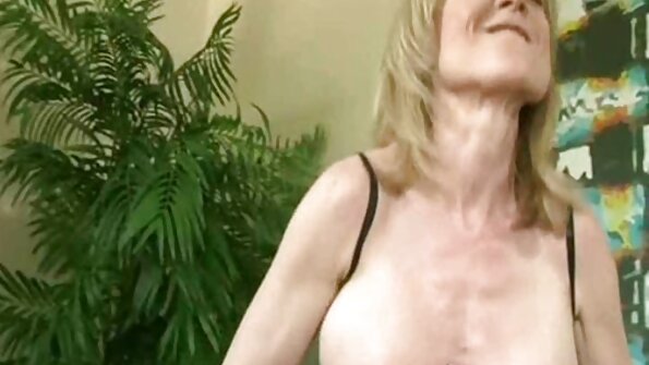 Glamourporno-actrice lokt gespierde man in bed om zijn filme prno gratis stok te pakken