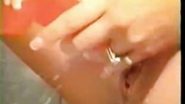 Een brunette die van lul houdt, doet het op filme porno xxxn zijn hondjes voor de camera