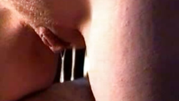 Blonde wordt anaal gepenetreerd op de massagetafel door een kerel film foto porno